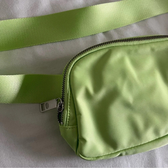 🆕 Lululemon ORIGINAL OG Everywhere Belt Bag - NEMI Neo Mint - Picture 2 of 8